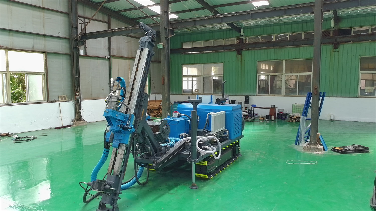 1000 metre karotlu sondaj makinesinin orta-derin delik kapasite sınırı nerede