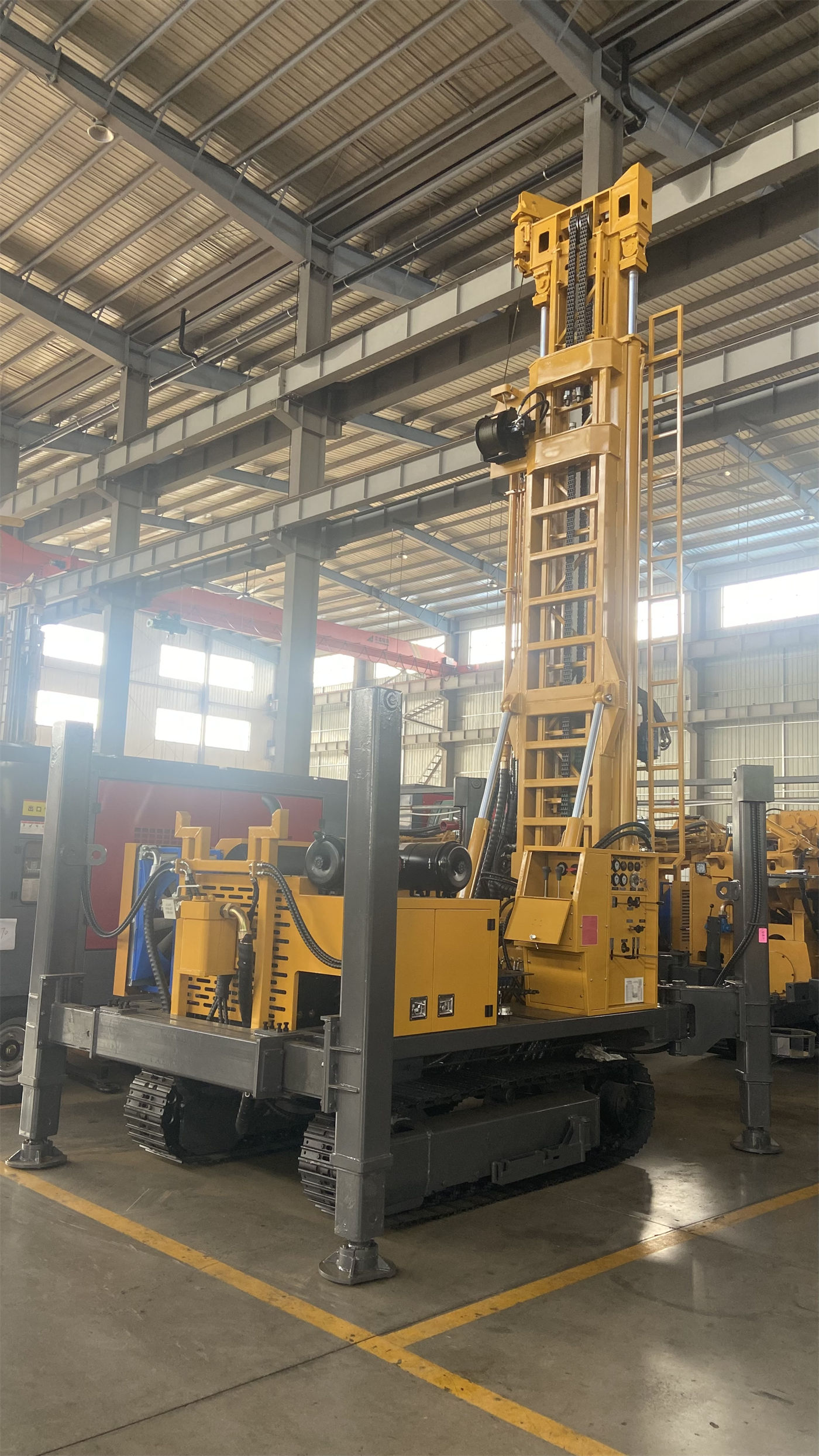 600 metre sınıfı su kuyusu sondaj makinesi satın alırken kuyu çapı, kuyu derinliği ve formasyon kombinasyonuna göre kaldırma kuvveti ile dönme torkunun yeterli olup olmadığı nasıl belirlenir?