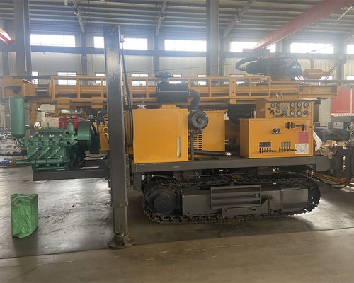 Köy Yolları ve Tarla Sınırları Arasında: 260 Metre Paletli Su Kuyusu Sondaj Makinesinin Çalışma Sena